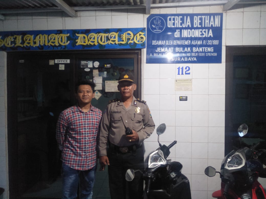 Panit Binmas Polsek Kenjeran Kawal Kebaktian Minggu Malam