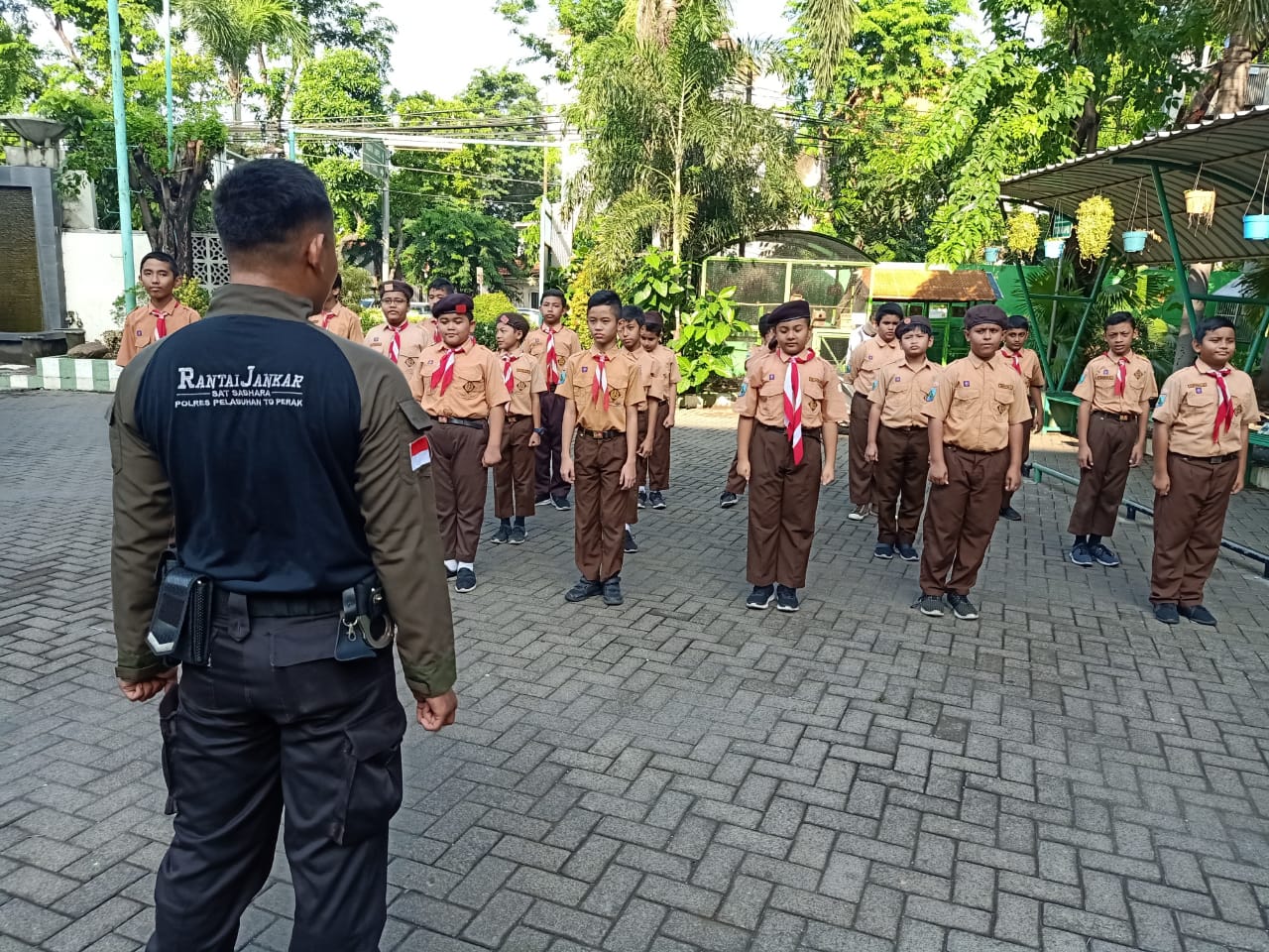 Satsabhara Polres Tanjung Perak Berikan Materi PBB Untuk Murid-Murid SD