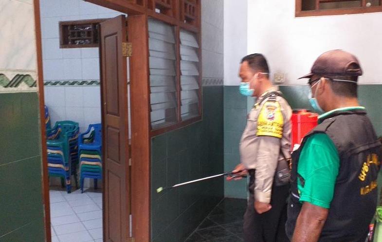 Cegah Penyebaran Corona, Babinkamtibmas Perak Barat Lakukan Penyemprotan Antiseptic