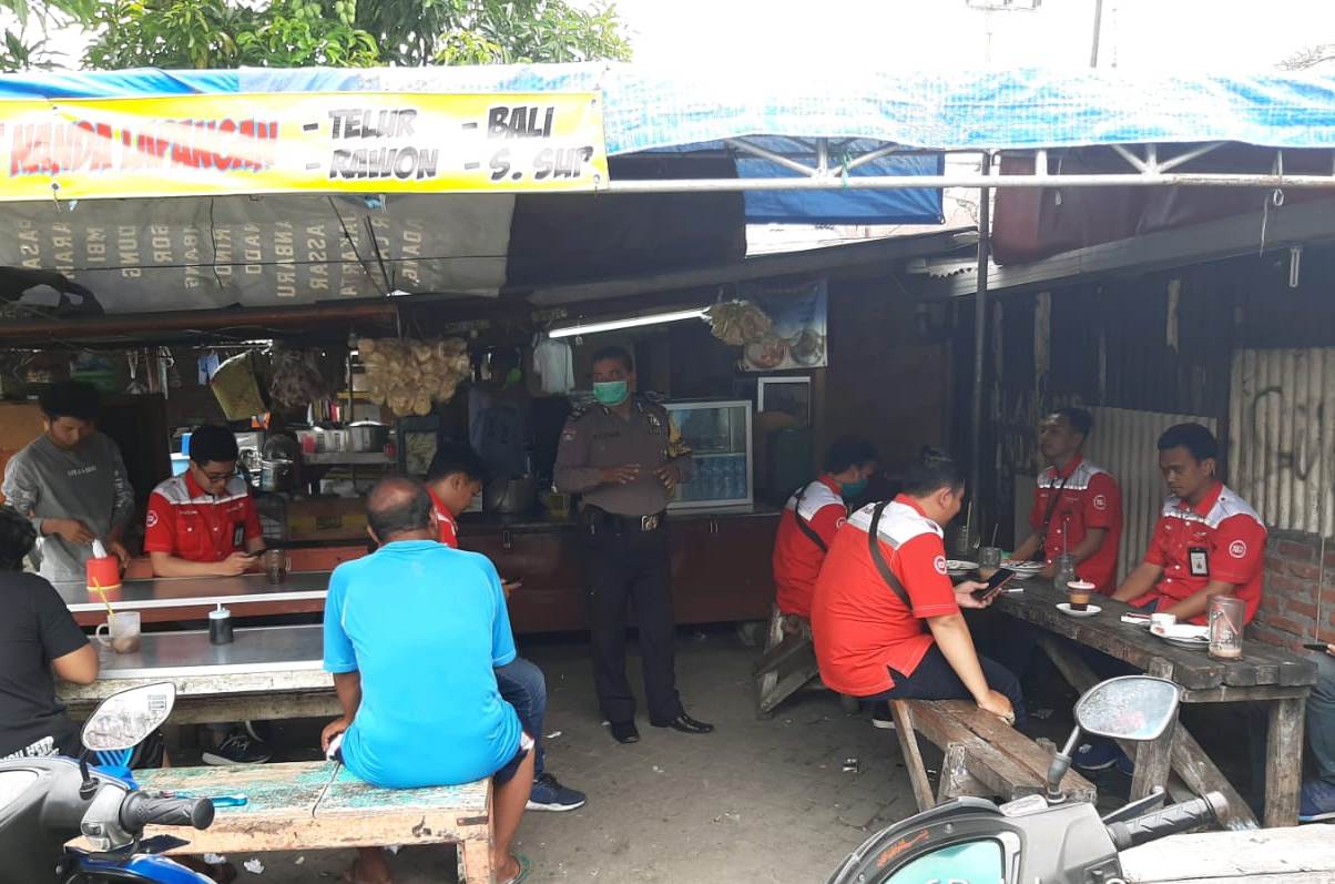 Babinkamtibmas Krembangan Utara Sampaikan Jaga Jarak Duduk Untuk Cegah Penyebaran Virus Corona