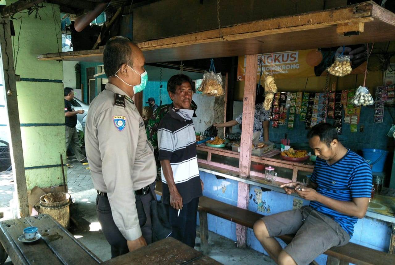 Babinkamtibmas Perak Utara Sosialisasikan Pencegahan Virus Corona Ke Pemilik Warkop