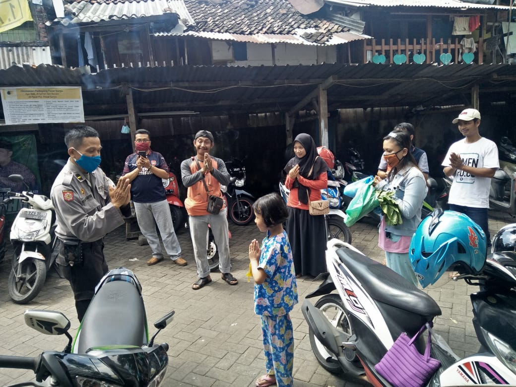 Panit Binmas Polsek Asemrowo Beri Penyuluhan Cara Mencuci Tangan Yang Benar Ke Pengunjung Pasar