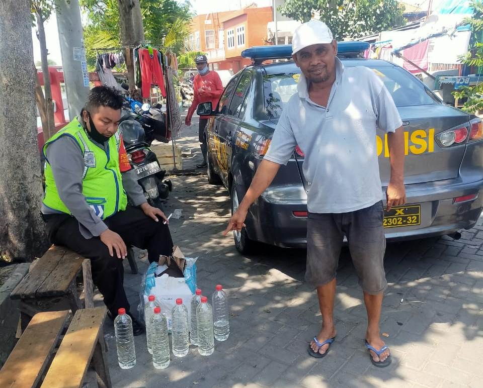 Gelar Patroli, Unit Sabhara Polsek Krembangan Berhasil Amankan Miras Jenis Arak
