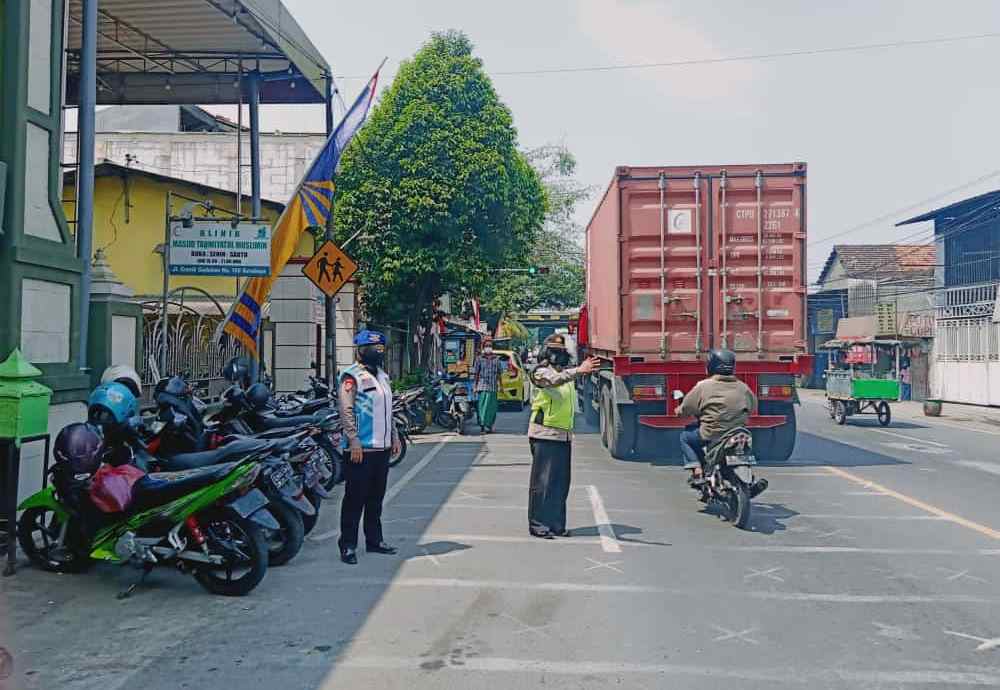 Polwan Polres Tanjung Perak Lakukan Pengamanan Ibadah Sholat Jumat