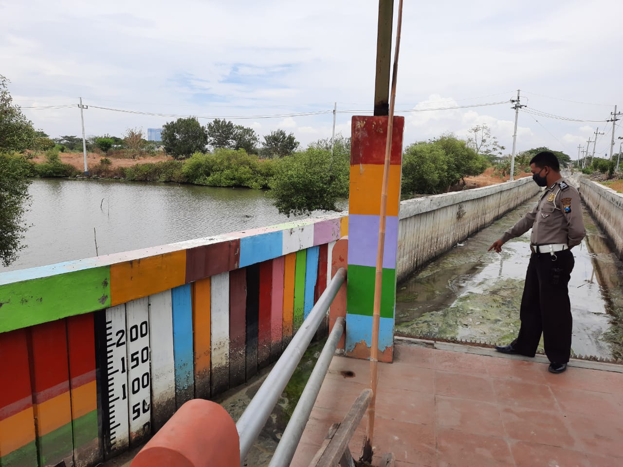 Polsek Kenjeran Pantau Debit Air, Deteksi Dini Potensi Banjir