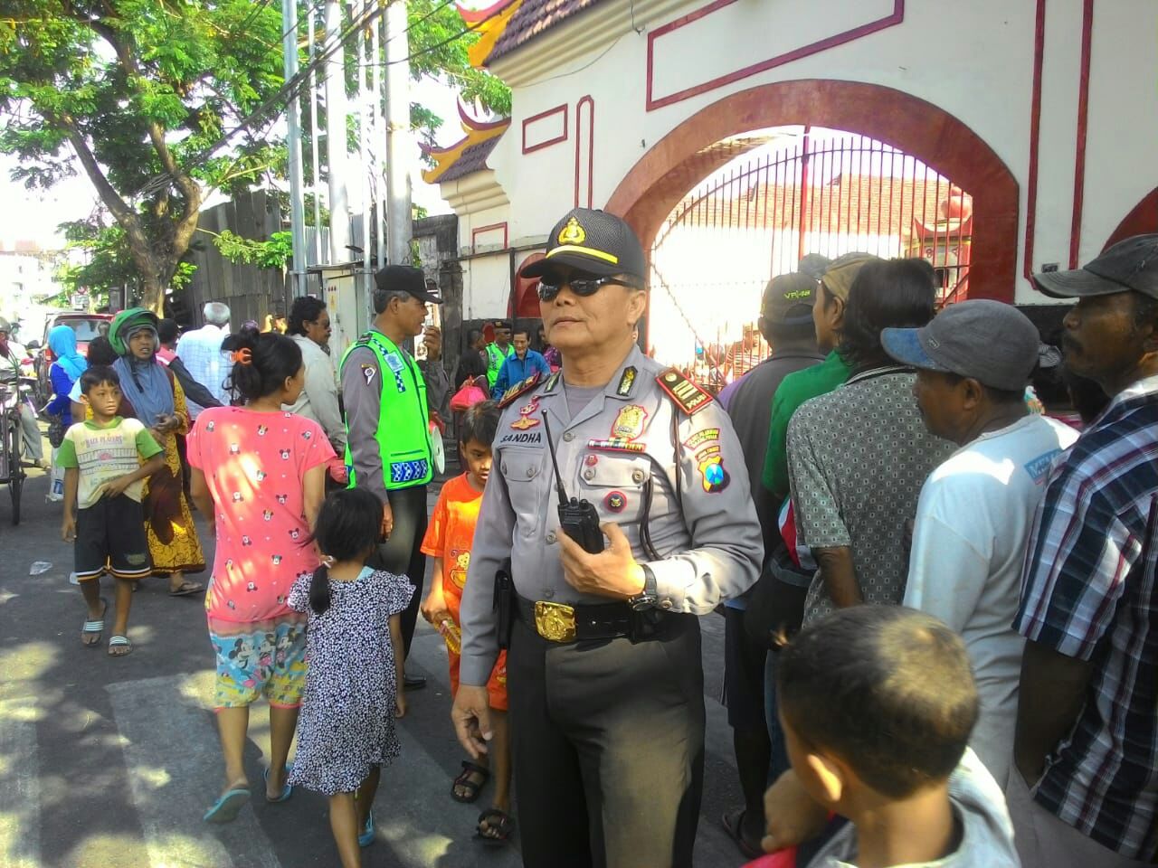 Polsek Pabean Cantikan Kawal Pembagian Sembako di Klenteng Pak Kik Bio