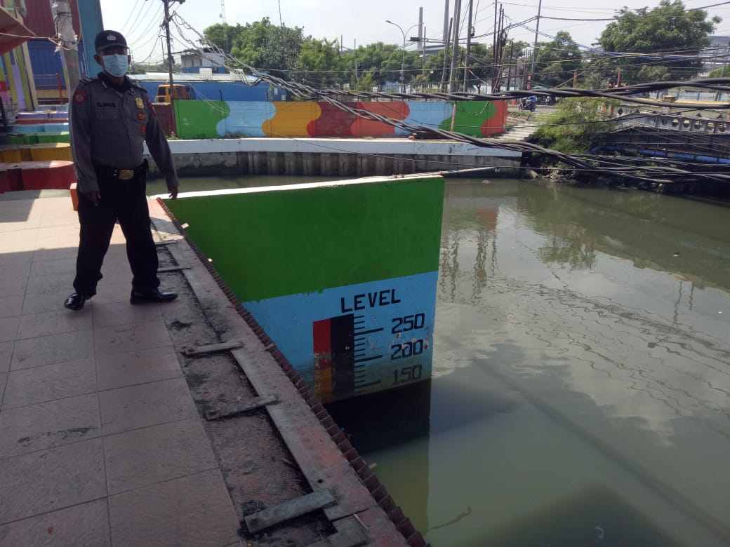 Polsek Asemrowo Lakukan Pemantauan Debit Air, Waspadai Kemungkinan Banjir