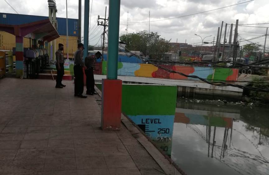 Polsek Asemrowo Lakukan Pemantauan Debit Air, Waspada Potensi Musibah Banjir