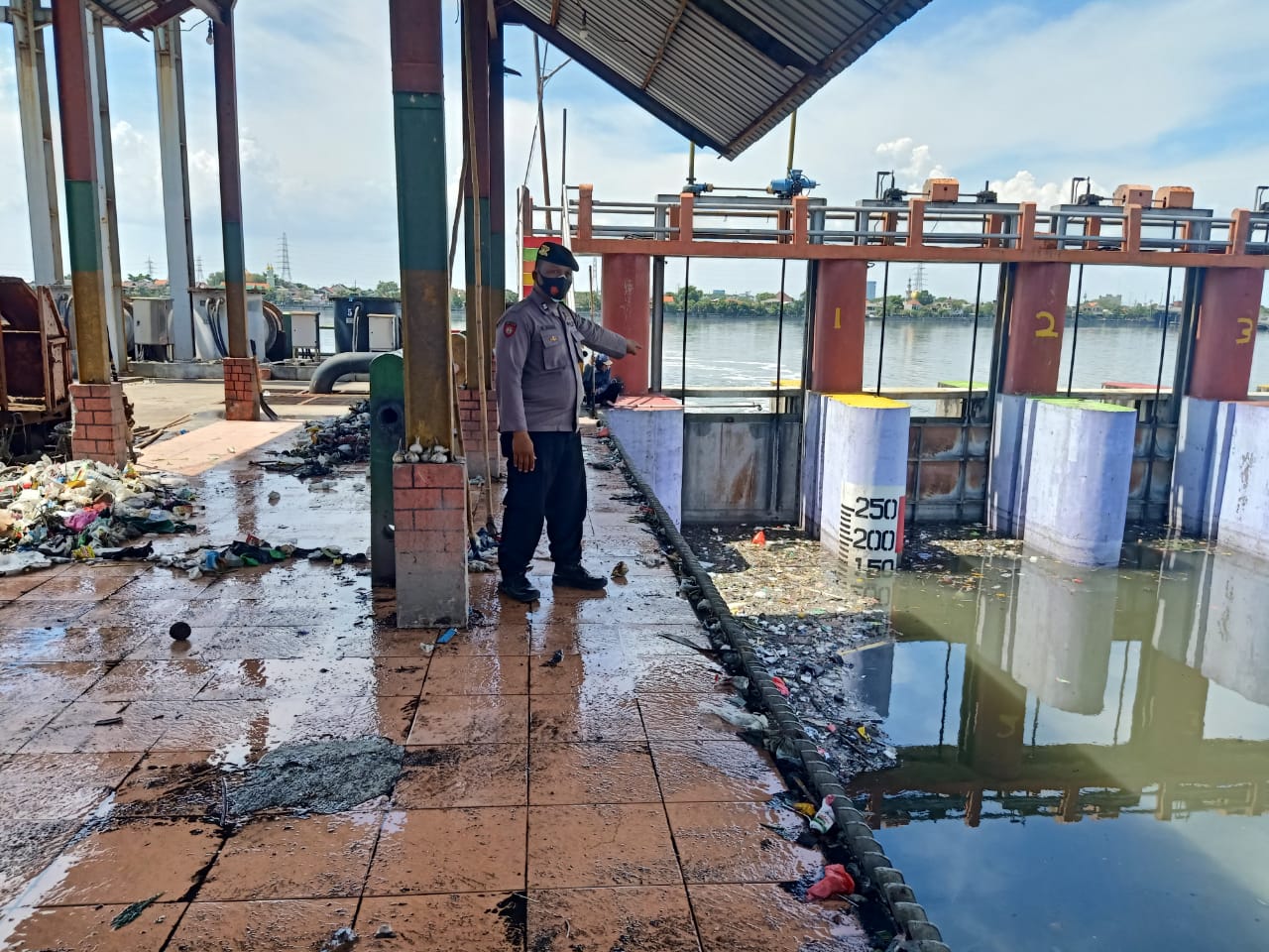 Polsek Krembangan Pantau Debit Air, Waspada Potensi Banjir