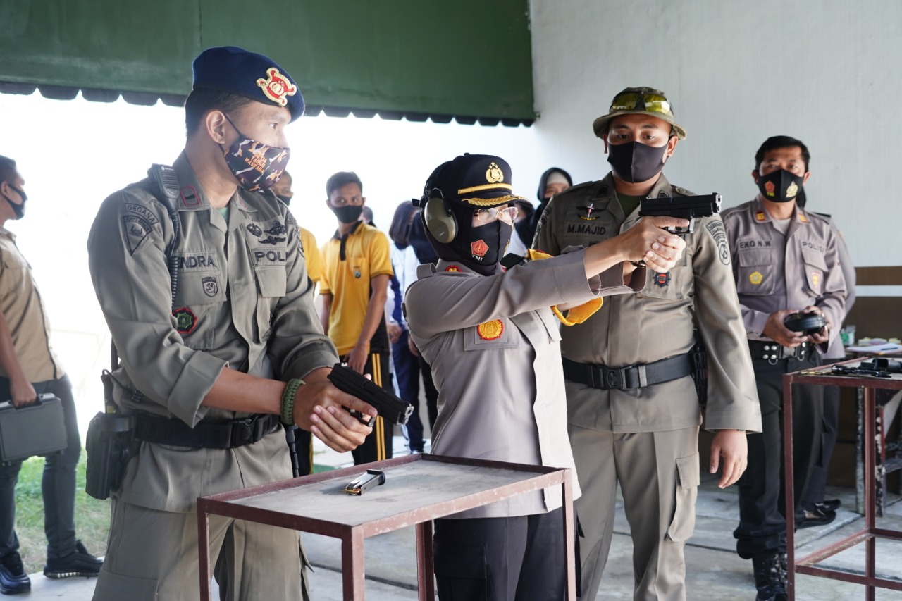 Kapolres Tanjung Perak Ikut Latihan Menembak Bersama Brimob Polda Jatim