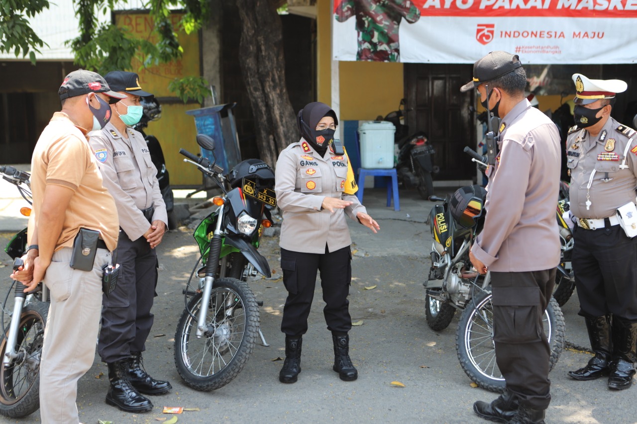 Kapolres Tanjung Perak Pantau PAM Jalur Unjuk Rasa Buruh di Jalan Margomulyo & Dupak Rukun