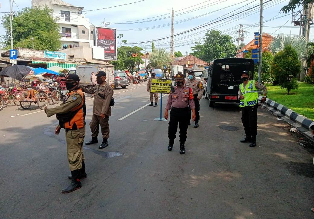 Polsek Semampir Bareng Satpol PP & Koramil Lakukan Operasi Masker di Depan Pasar Pegirian