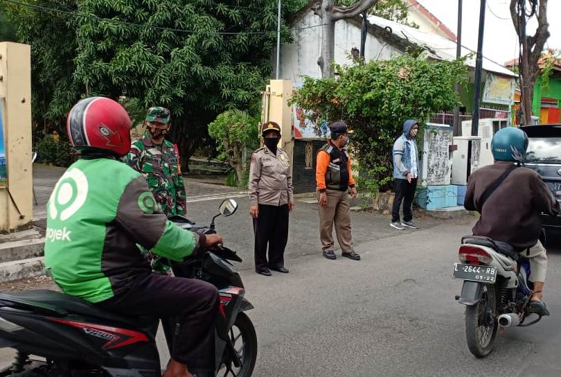 Polsek Kenjeran Laksanakan Operasi Masker Bersama Satpol PP Kecamatan Bulak