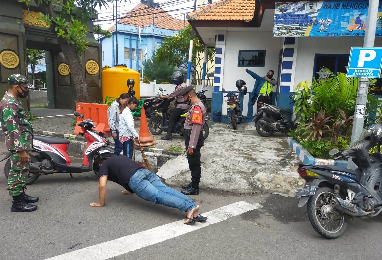 Polsek Semampir Gelar Operasi Masker di Depan Hotel Quds Royal
