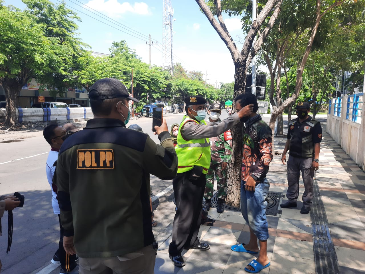 Polsek Pabean Cantikan Laksanakan Operasi Penertiban Masker di Jalan Stasiun Kota Bersama Personil Gabungan