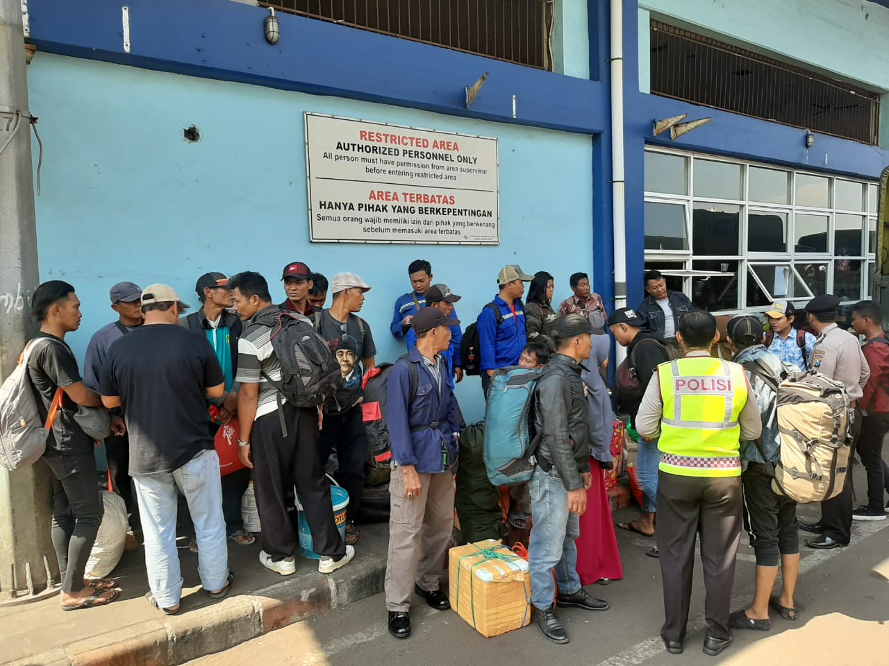 Pengungsi Wamena Dikawal Polres Tanjung Perak di Pelabuhan GSN