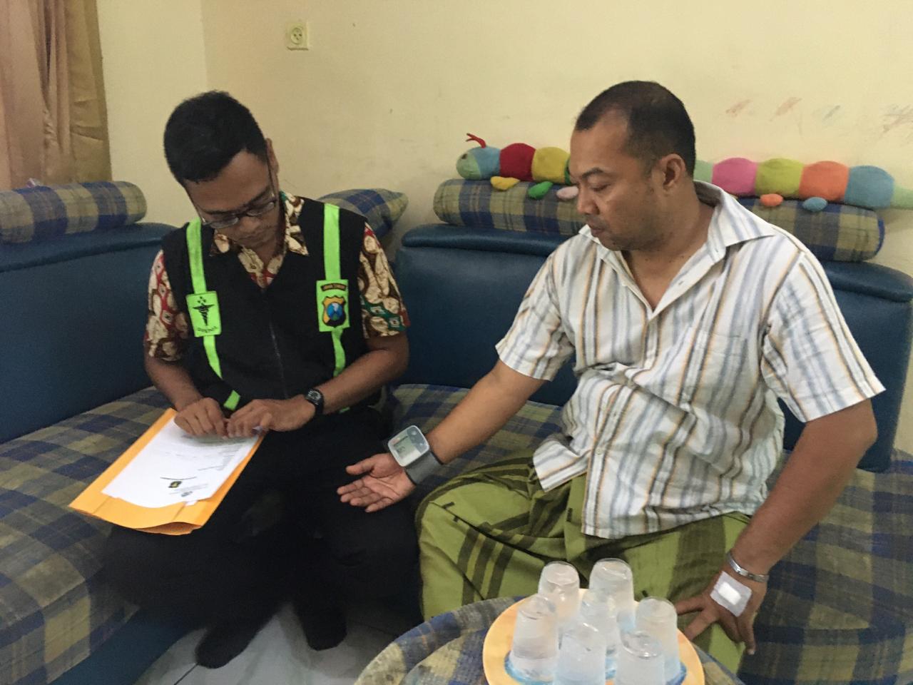 Urkes Polres Tanjung Perak Kunjungi Personil Yang Sakit, Lakukan Pemeriksaan Kesehatan