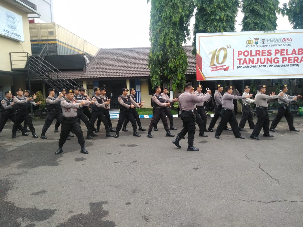 Satsabhara Polres Tanjung Perak Gelar Latihan Senam Borgol Dalam Program Kamis Pak Polis