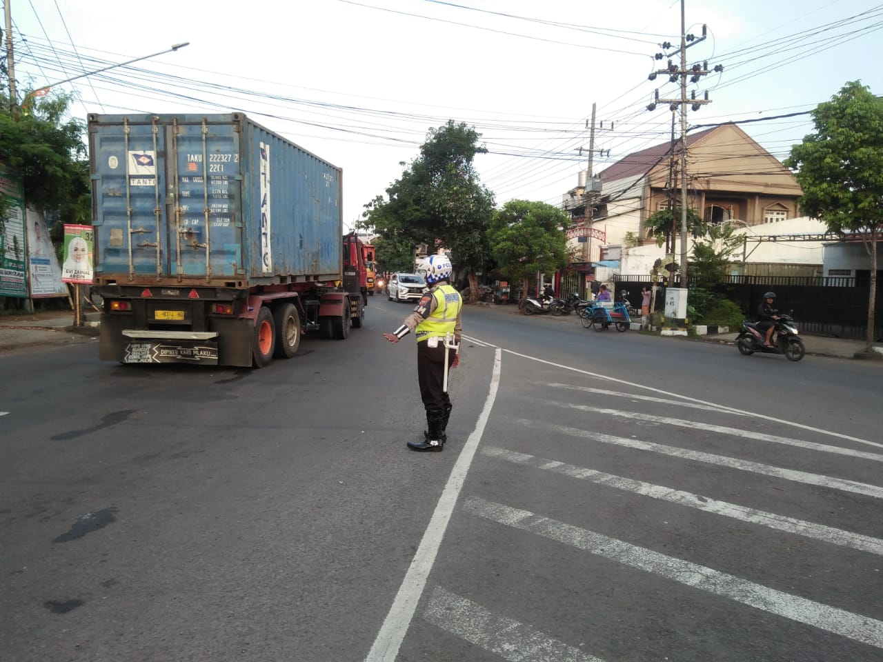 Satlantas Polres Tanjung Perak Atur Lalu Lintas Sore, Lancarkan Perjalanan Pulang Pekerja