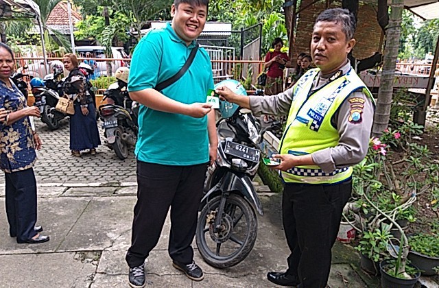 Babinkamtibmas Perak Utara Pam Gereja Sambil Sosialisasi Hak Pilih