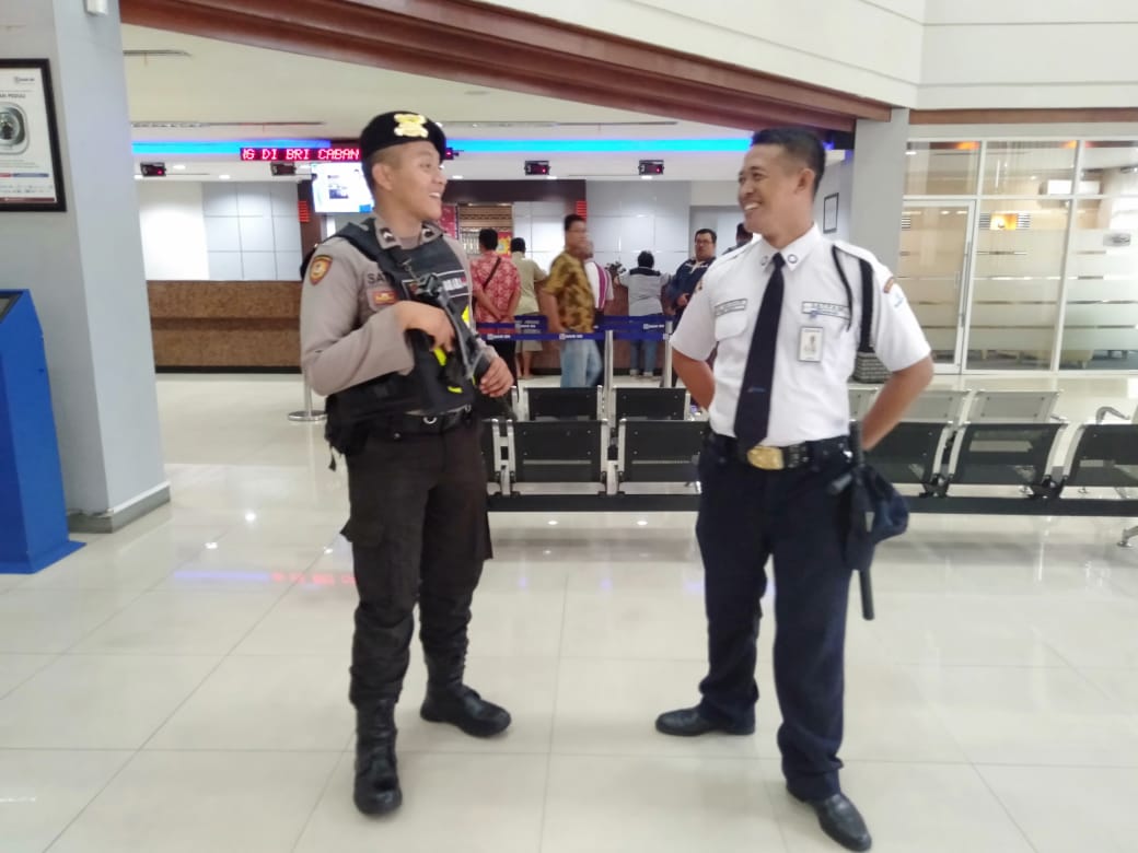 Satsabhara Polres Tanjung Perak Lakukan Pengamanan & Pengawalan di Kantor Bank