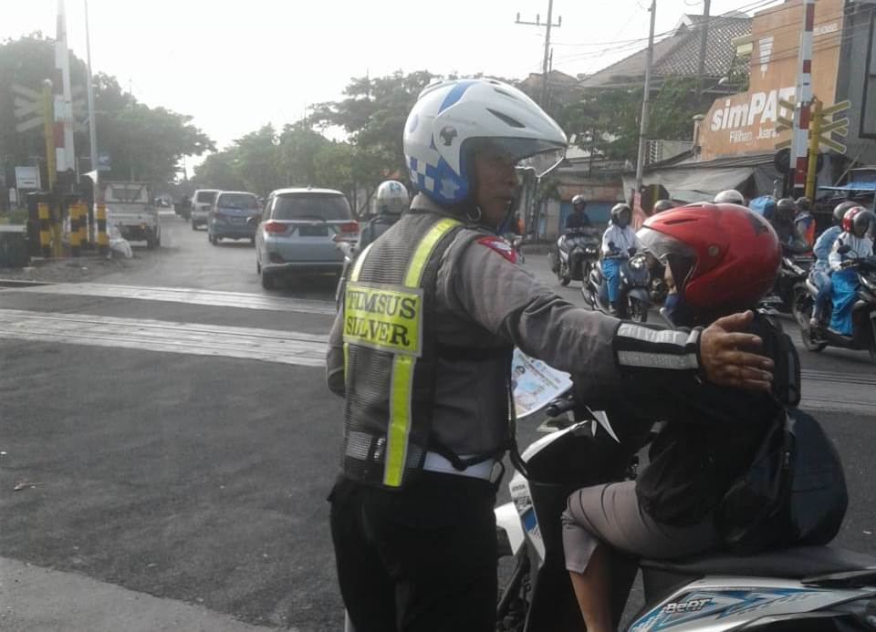 Satlantas Polres Tanjung Perak Sosialisasi Operasi Keselamatan Semeru 2019 Lewat Brosur