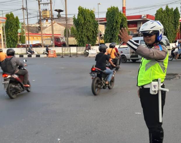 Satlantas Polres Tanjung Perak Lakukan Pengaturan Sore Cegah Kemacetan