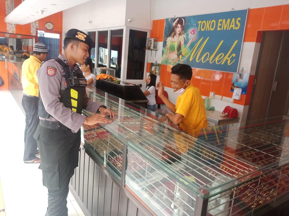 Satsabhara Polres Tanjung Perak Pantau Keamanan Toko Emas