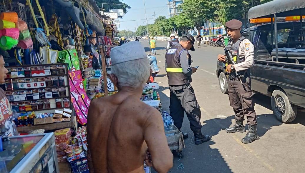 Satsabhara Polres Tanjung Perak Patroli Pasar Ujung Bersama Pelindo, Antisipasi Parkir Liar