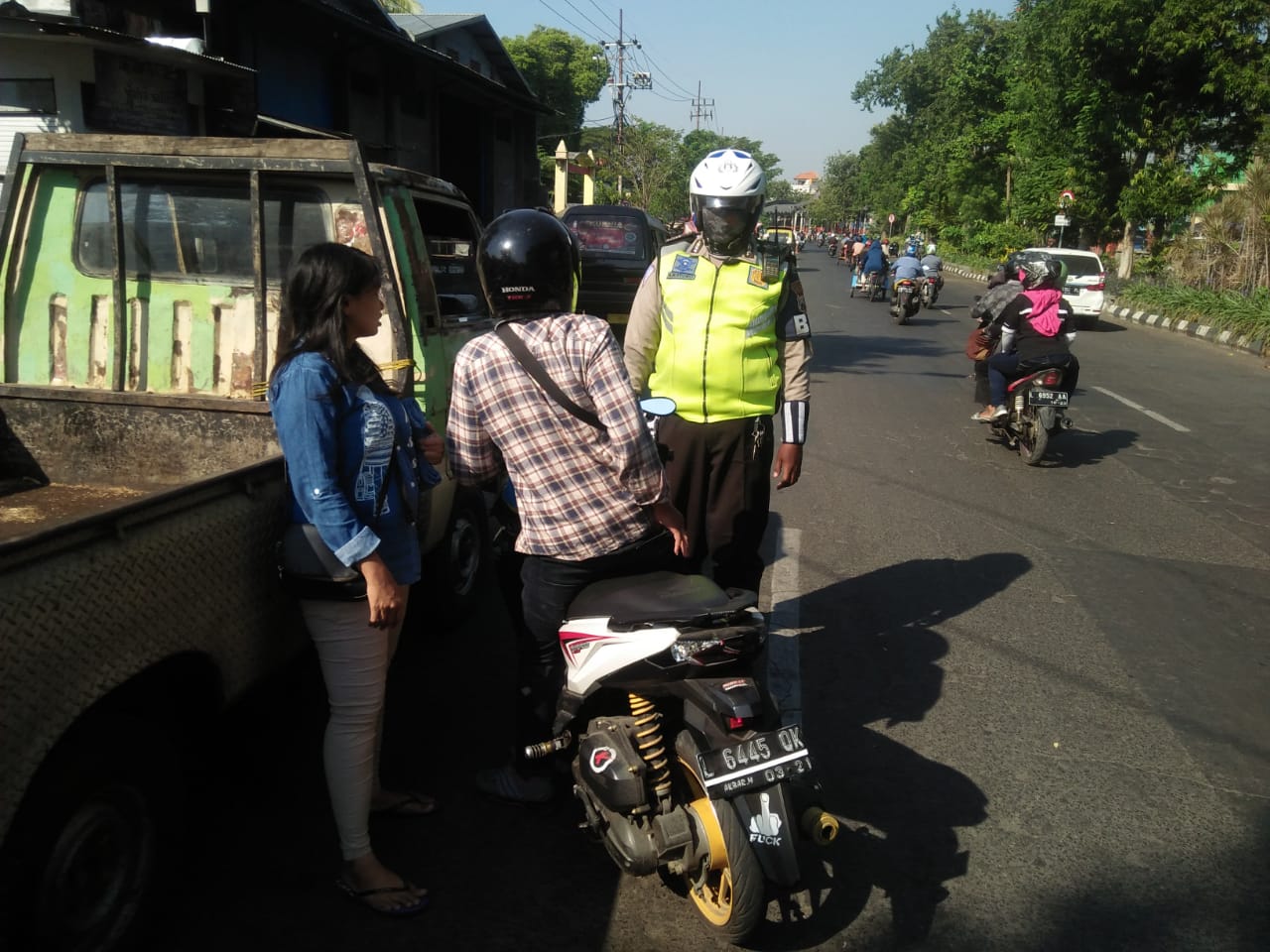 Satlantas Polres Tanjung Perak Tindak Pelanggar Kasat Mata di Jalan Karang Tembok
