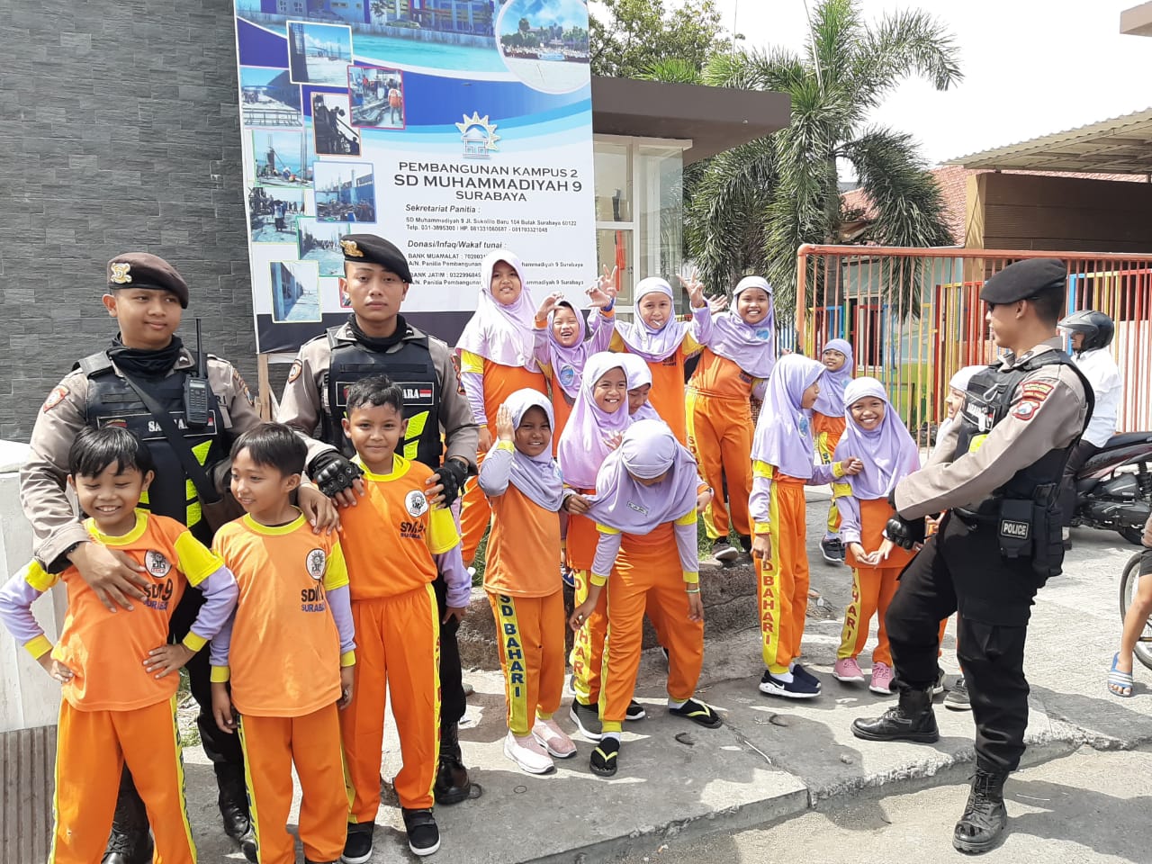 Satsabhara Polres Tanjung Perak Sampaikan Pesan Rajin Belajar di Program Rabu Narsis