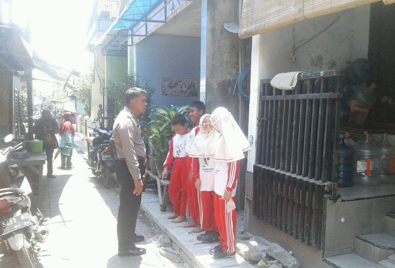 Babinkamtibmas Morokrembangan Sampaikan Waspada Penculikan Ke Murid-Murid SD