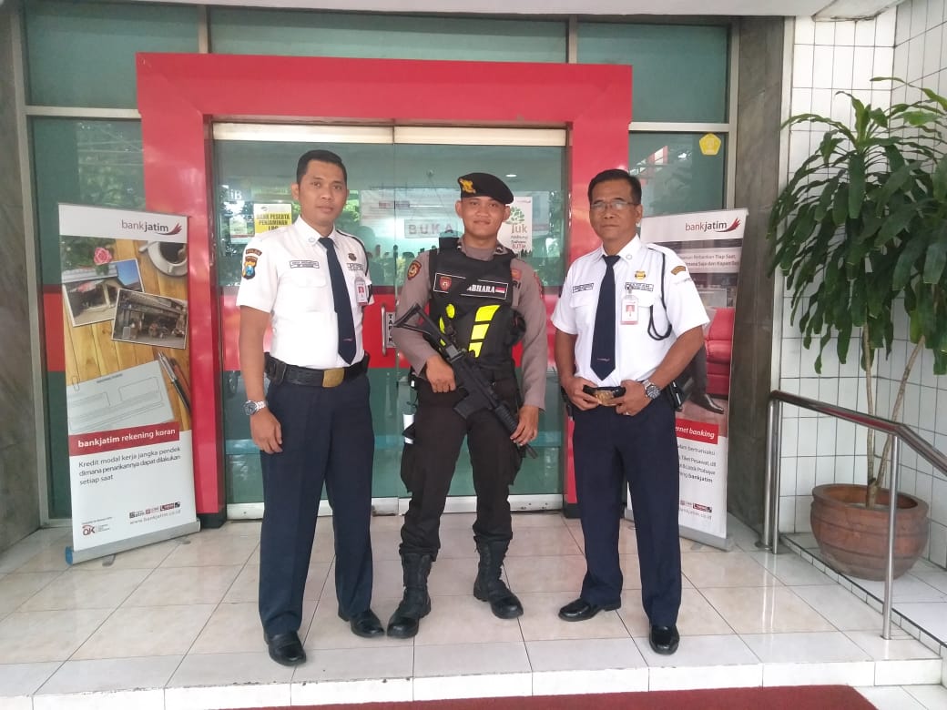 Satsabhara Polres Tanjung Perak Gelar Patroli Rutin di Kantor Bank Jatim