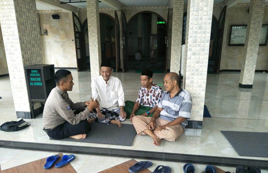 Panit Binmas Polsek Asemrowo Sampaikan Pesan Anti Radikalisme ke Takmir Masjid