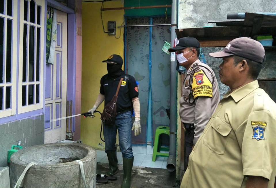 Babinkamtibmas Nyamplungan Bersama Babinsa & Kelurahan Lakukan Penyemprotan Disinfektan