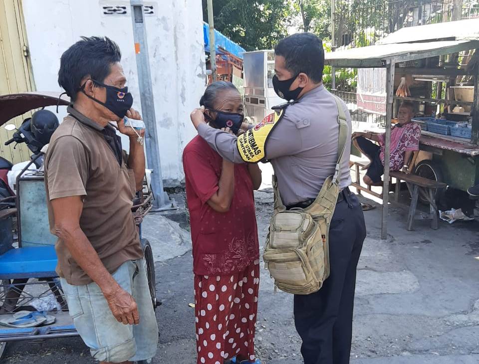 Babinkamtibmas Krembangan Utara, Bagi-Bagi Masker Untuk Warga Jalan Layar