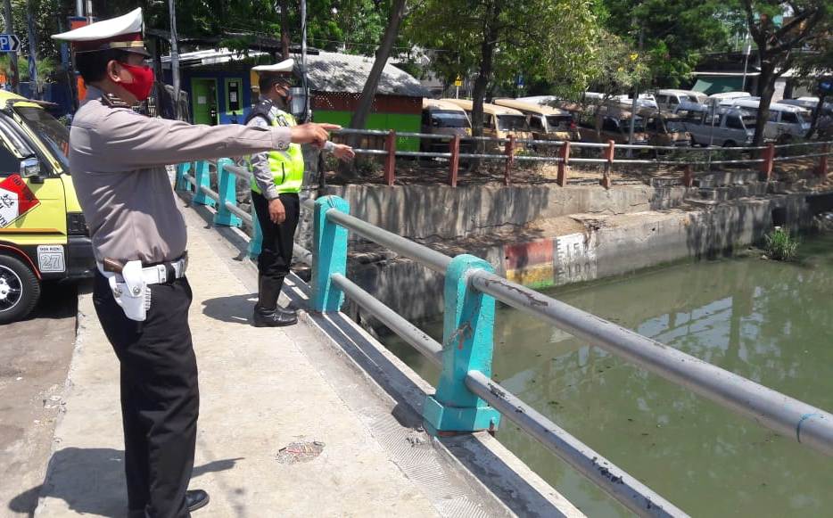 Polsek Pabean Cantikan Lakukan Pemantauan Debit Air di Sungai Kalimas, Antisipasi Banjir