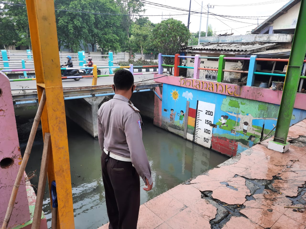 Polsek Kenjeran Pantau Debit Air, Deteksi Dini Potensi Banjir