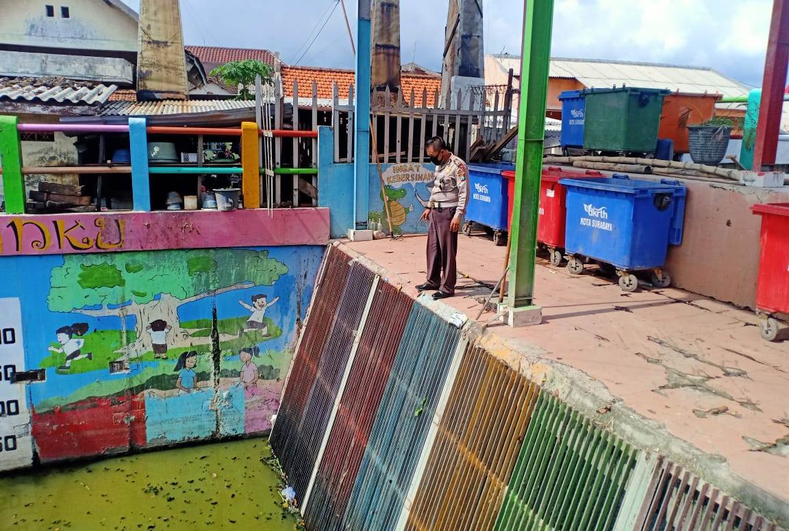 Polsek Kenjeran Pantau Ketinggian Air, Antisipasi Potensi Banjir