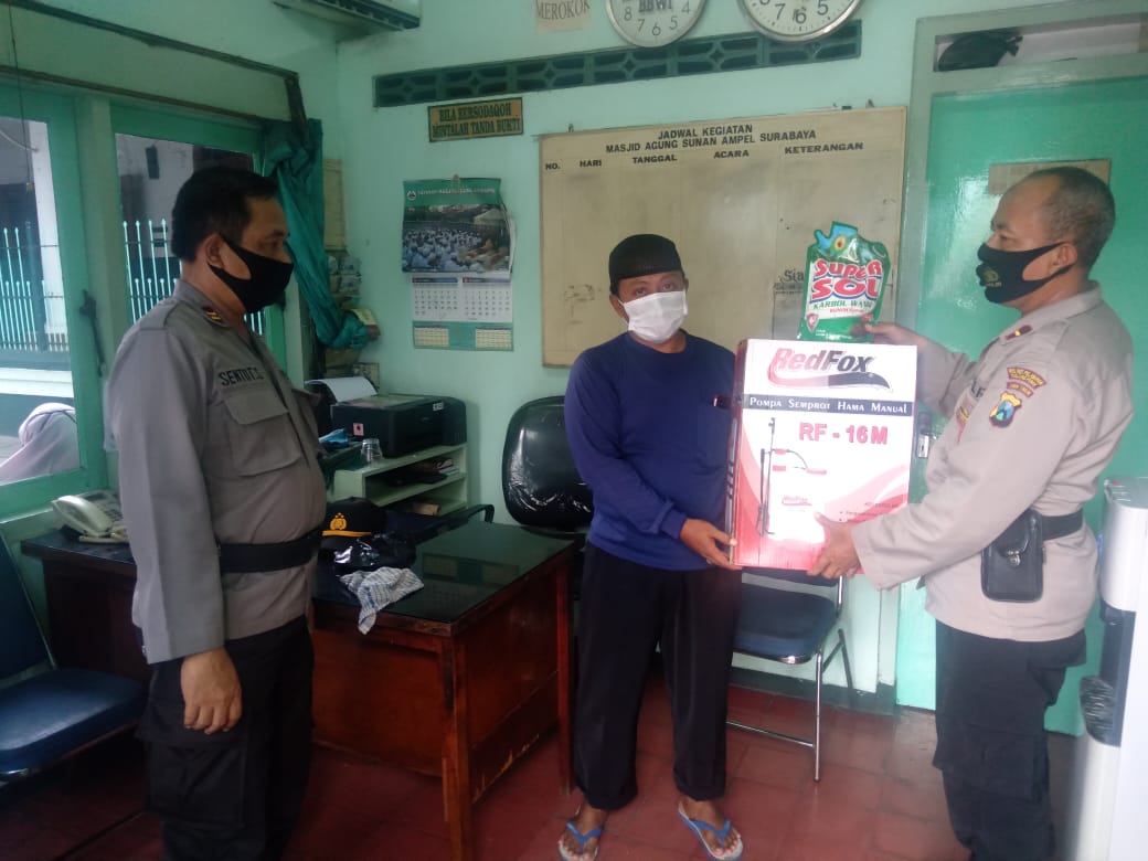 Panit Binmas Polsek Semampir Berikan Sumbangan Sarana Kontak Penyemprot Disinfektan Ke Pengurus Masjid Ampel