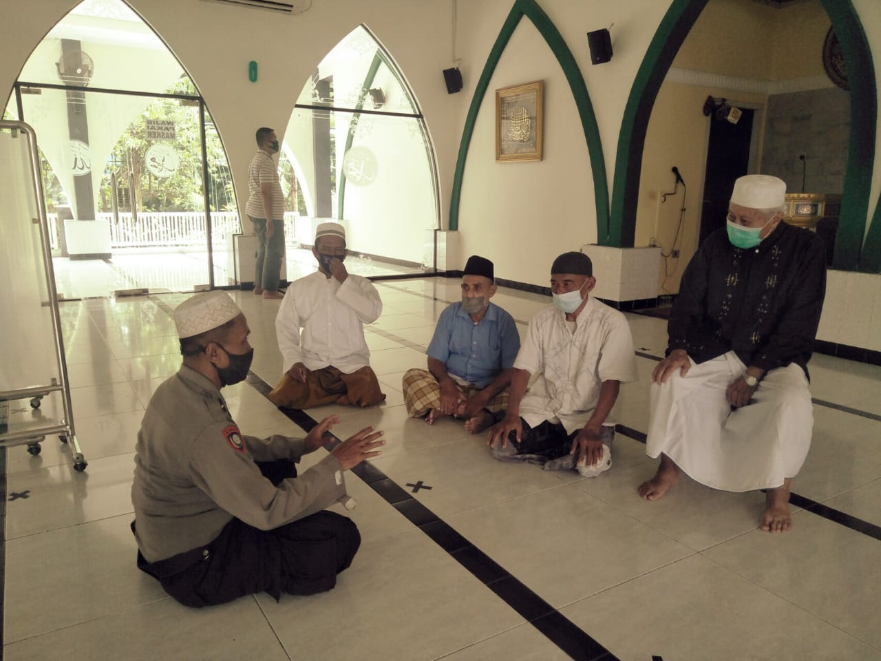 Panit Binmas Polsek Krembangan Sampaikan Himbauan Protokol Kesehatan Kepada Takmir Masjid