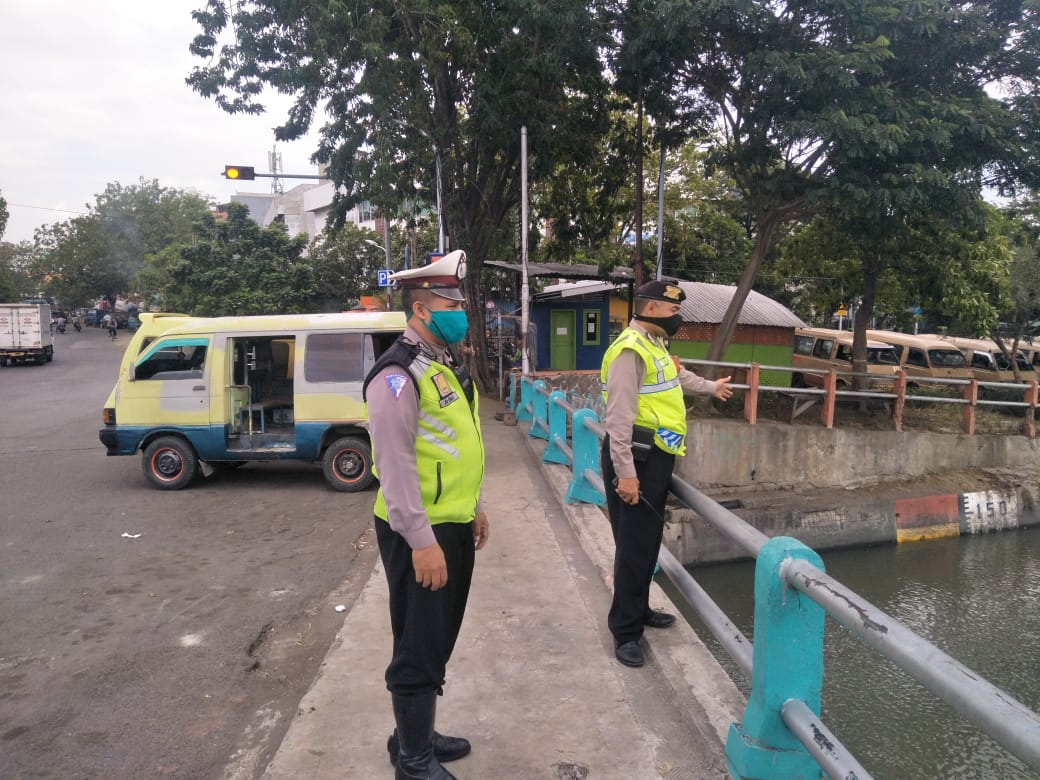 Polsek Pabean Cantikan Pantau Debit Air di Sungai Kalimas, Waspada Kemungkinan Banjir