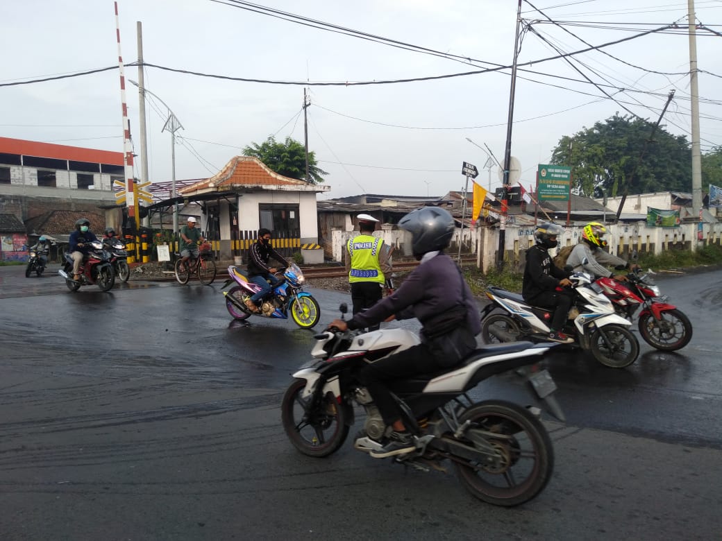 Polsek Asemrowo Lakukan Pengaturan Sore di Jalan Tambak Mayor, Cegah Kemacetan Lalu Lintas