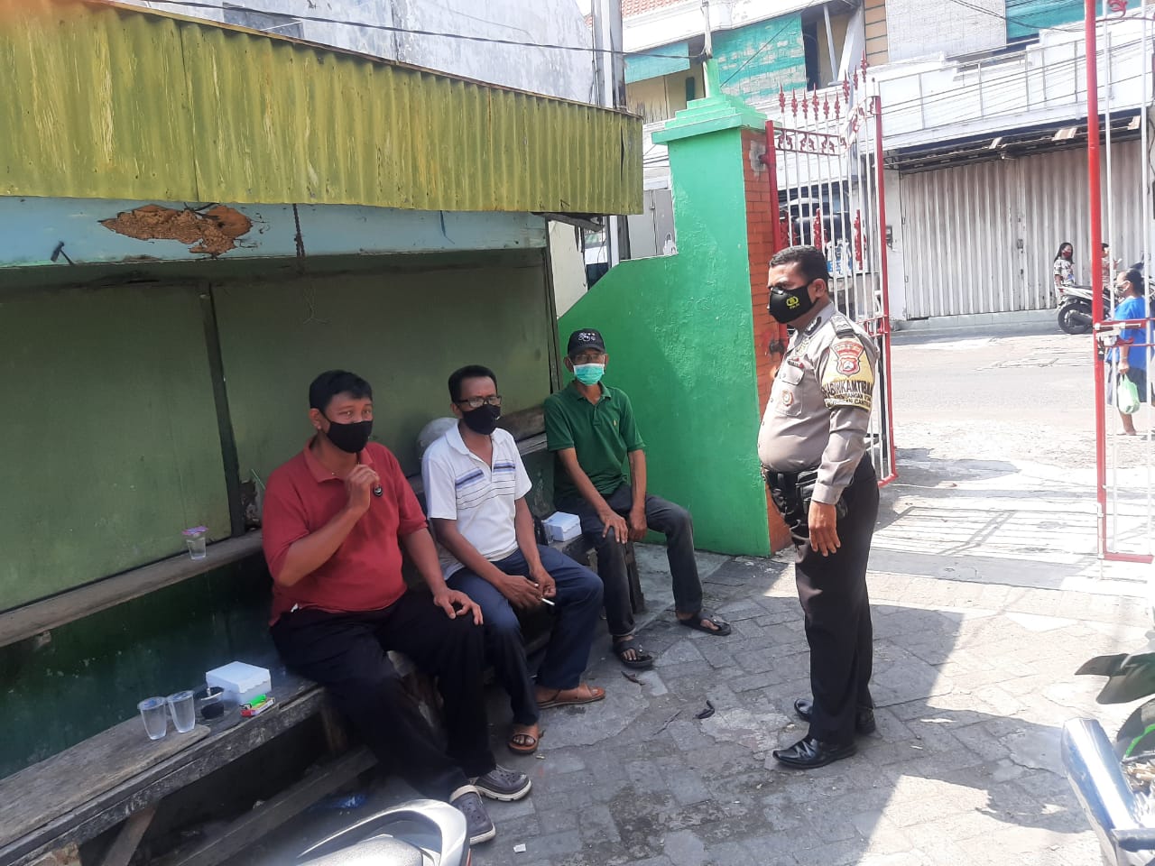 Babinkamtibmas Krembangan Utara Sambang Pemukiman Jalan Kebalen Wetan, Sampaikan Himbauan Patuh Prokes