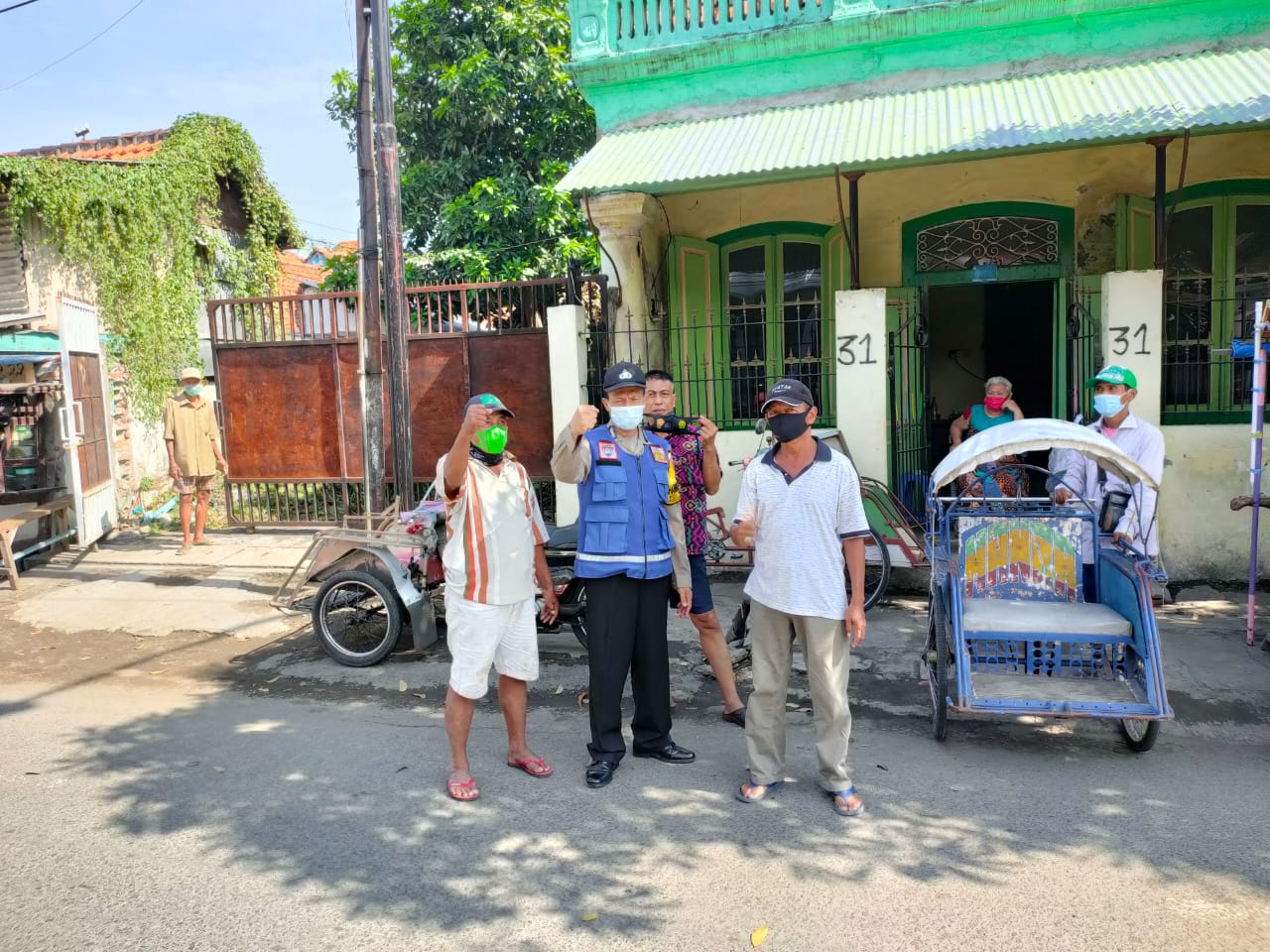 Babinkamtibmas Pegirian Sampaikan Himbauan Patuh Memakai Masker Kepada Penarik Becak