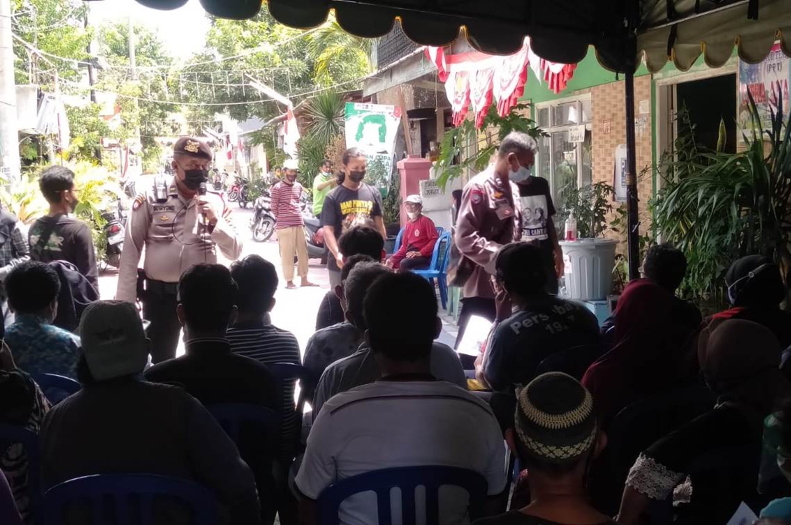 Urkes Polres Tanjung Perak Laksanakan Home Care Vaksin di Wilayah Kecamatan Semampir