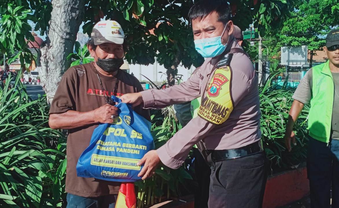 Babinkamtibmas Tambak Wedi Bagikan Bantuan Sembako Dari AKPOL 95