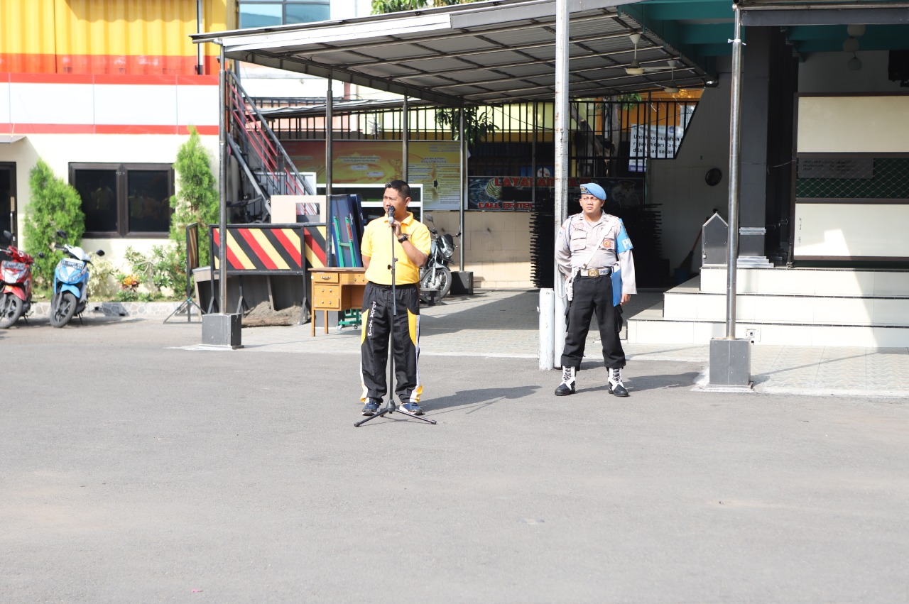 Wakapolres Tanjung Perak Pimpin Apel Pagi Dilanjutkan Bersih-bersih Mako