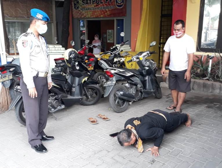 Polsek Asemrowo Laksanakan Operasi Penertiban Masker Bersama Satpol PP di Depan Mako