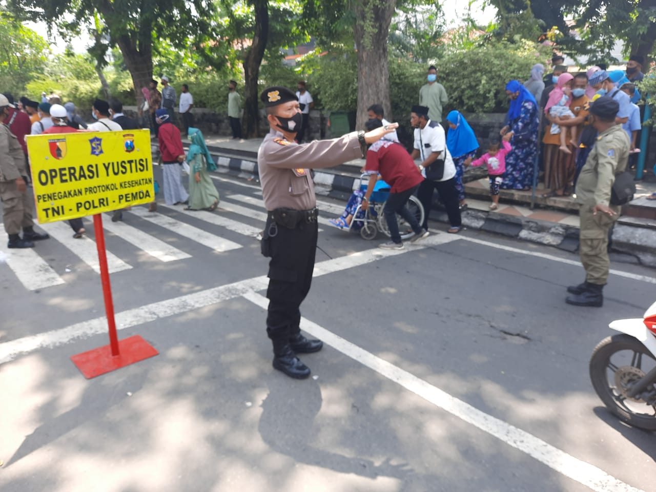Polsek Semampir Lakukan Operasi Yustisi Protokol Kesehatan Bersama Instansi Samping di Depan Pintu Masuk Ampel